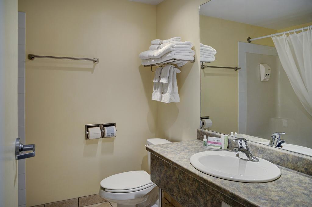 Lakeview Inns & Suites - Okotoks Room photo