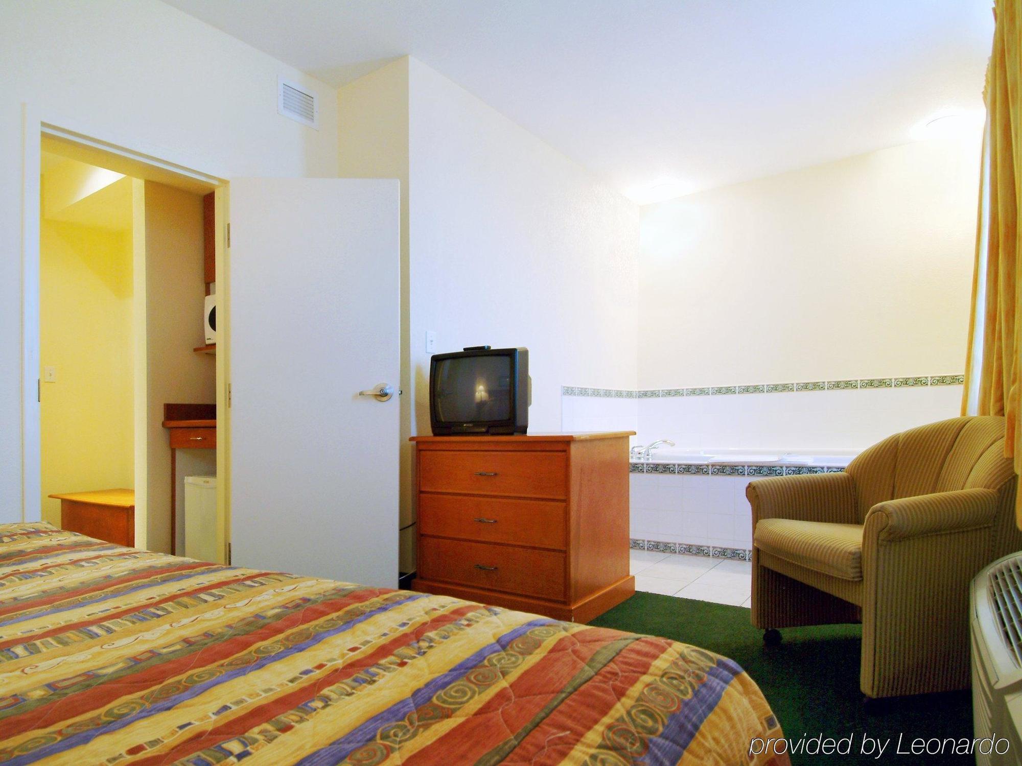 Lakeview Inns & Suites - Okotoks Room photo